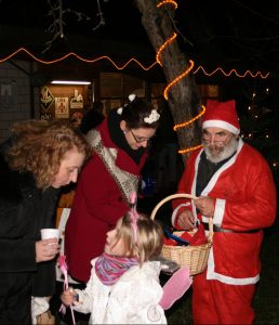Auch am Heimathaus Goldstein konnten sich die Kinder über den Nikolaus freuen. Sie sangen ihm sogar ein Ständchen. Foto HCG